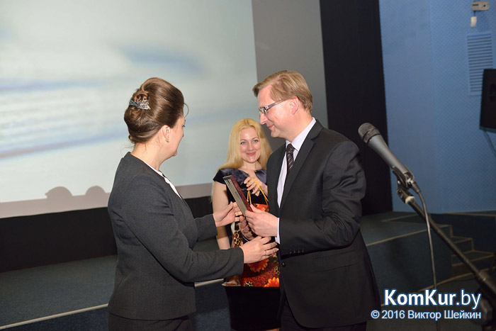 Работникам бобруйских СМИ вручили призы и подарки