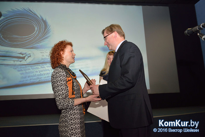 Работникам бобруйских СМИ вручили призы и подарки