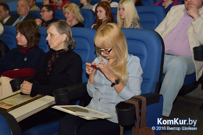 Работникам бобруйских СМИ вручили призы и подарки