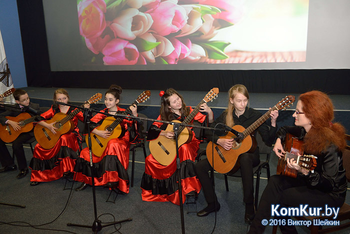 Работникам бобруйских СМИ вручили призы и подарки