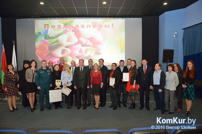 Работникам бобруйских СМИ вручили призы и подарки