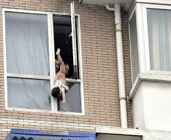 Бобруйчанин пытался сбросить с балкона трехлетнего ребенка