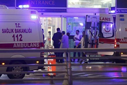Теракт в аэропорту Стамбула: как минимум 36 жертв, раненых — от 100 до 147