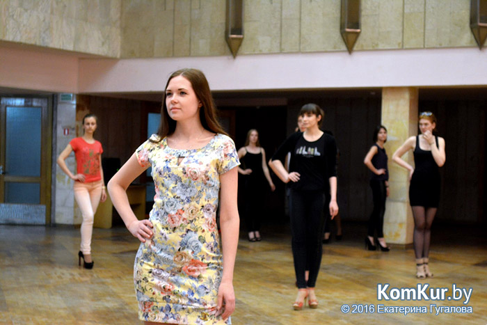Учит танцевать Мария Кузьмицкая