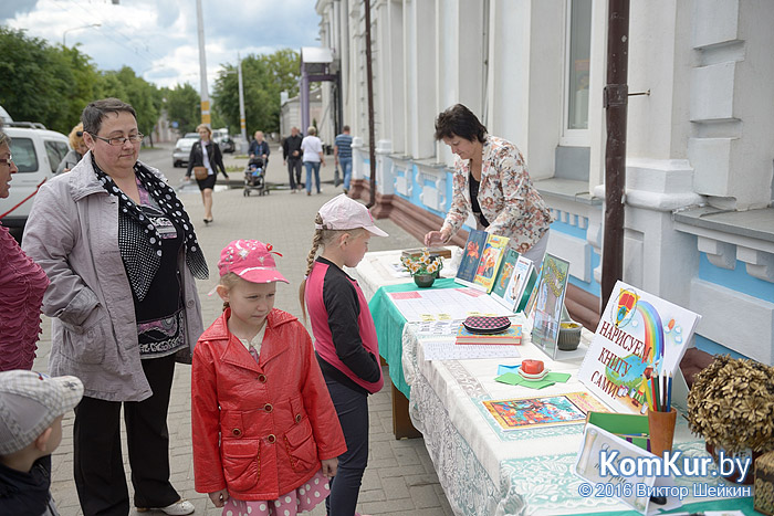 Говорящий кот и кино на стене