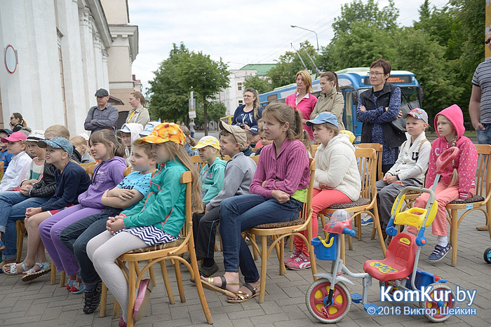 Говорящий кот и кино на стене