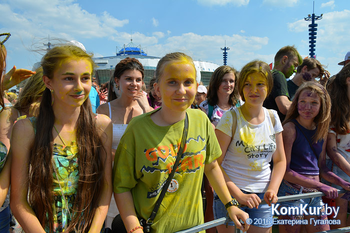 Бобруйчане отмечают День молодежи фестивалем красок