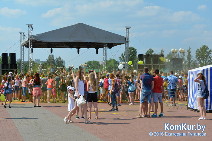 Бобруйчане отмечают День молодежи фестивалем красок