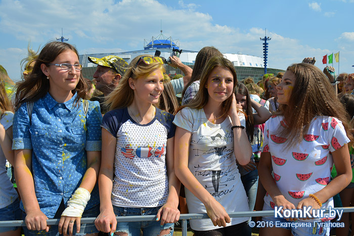 Бобруйчане отмечают День молодежи фестивалем красок