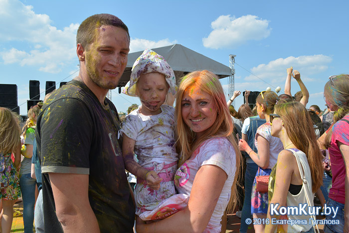 Бобруйчане отмечают День молодежи фестивалем красок