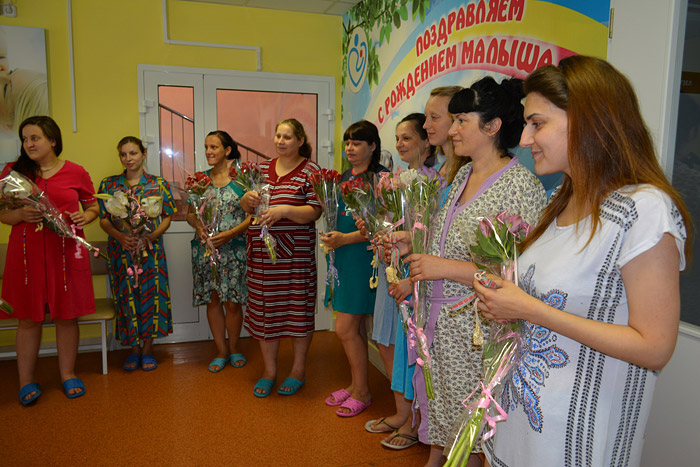 В Бобруйске молодым мамам дарили цветы и… лапти