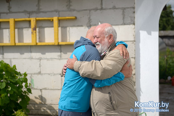 Родные братья, которые никогда не видели друг друга, встретились в Бобруйске