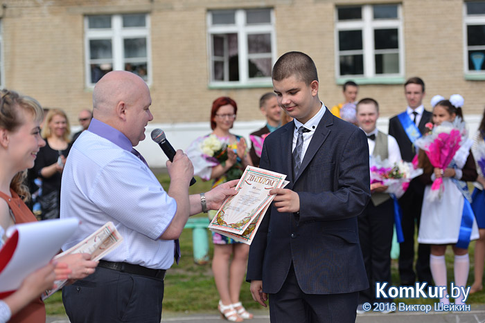 «Прощай, школа! Я пью за тебя «кока-колу»