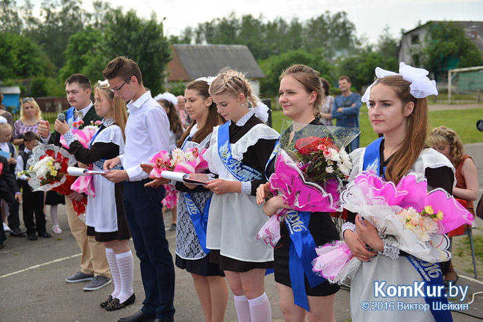 «Прощай, школа! Я пью за тебя «кока-колу»