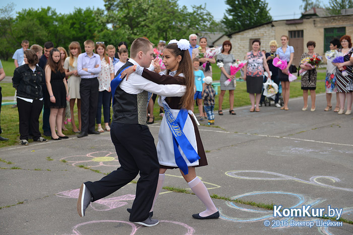 «Прощай, школа! Я пью за тебя «кока-колу»