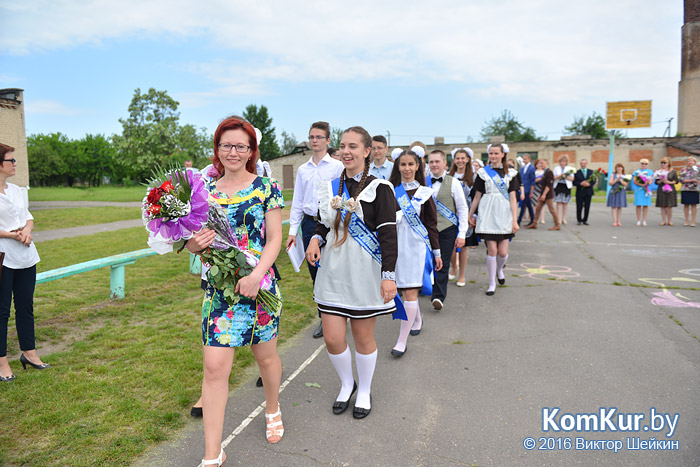 «Прощай, школа! Я пью за тебя «кока-колу»