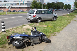 На улице Гоголя в Бобруйске столкнулись минивэн и скутер (дополнено)