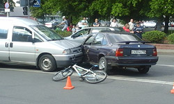 В Бобруйске, возле главпочтамта, столкнулись Opel, Peugeot и велосипедист