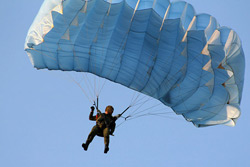 Военные парашютисты Беларуси и России соревнуются в Бобруйске