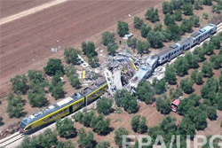 Два пассажирских поезда столкнулись лоб в лоб