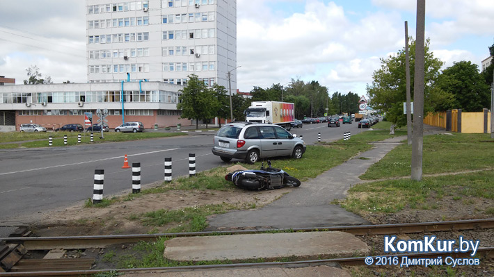 На улице Гоголя в Бобруйске столкнулись минивен и скутер