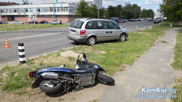 На улице Гоголя в Бобруйске столкнулись минивен и скутер