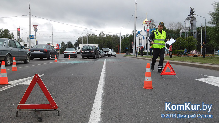 На оживленном перекрестке в Бобруйске столкнулись сразу несколько машин