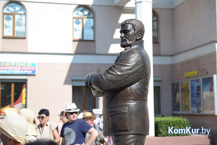 Недавно открытый в Бобруйске памятник Эфраиму Севеле уже надломали