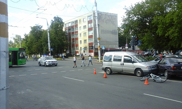 В Бобруйске, возле главпочтамта, столкнулись Opel, Peugeot и велосипедист