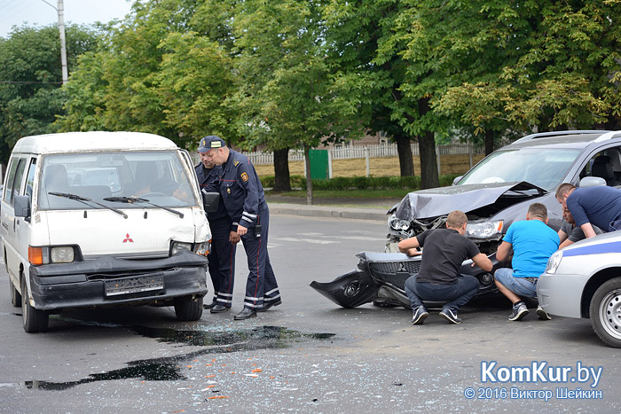 Авария в Бобруйске: два Mitsubishi не поделили дорогу