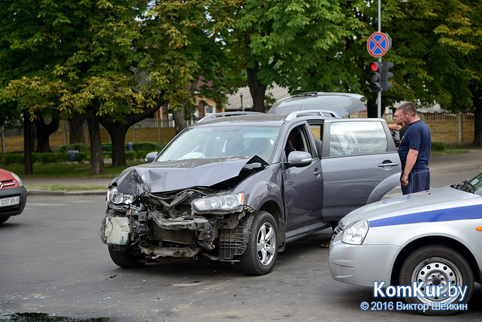 Авария в Бобруйске: два Mitsubishi не поделили дорогу