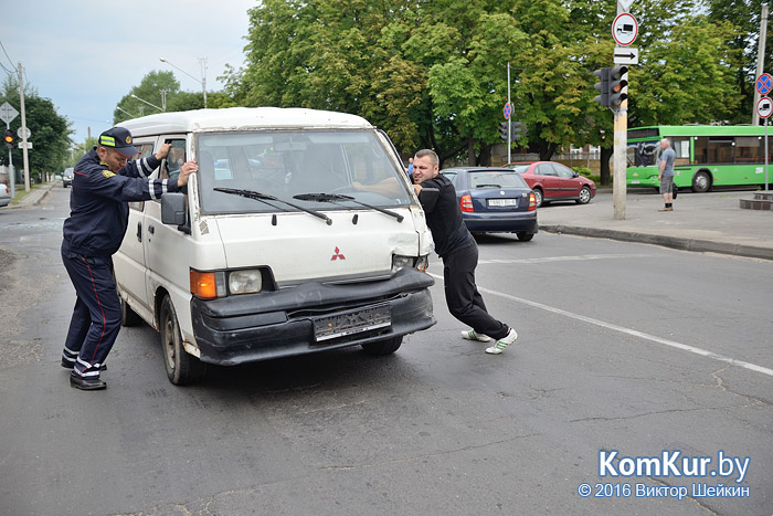 Авария в Бобруйске: два Mitsubishi не поделили дорогу