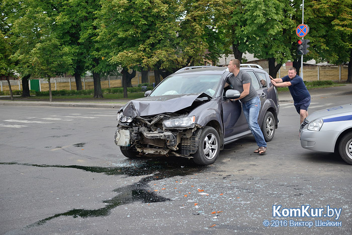 Авария в Бобруйске: два Mitsubishi не поделили дорогу