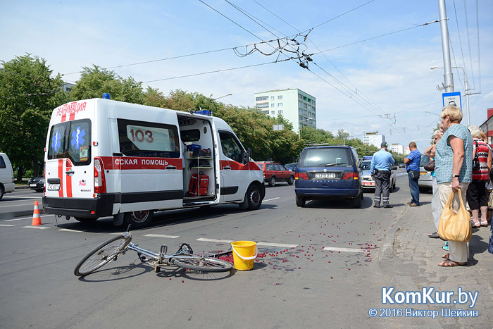 На главной улице Бобруйска  велосипедистка и PEUGEOT не поделили «зебру»