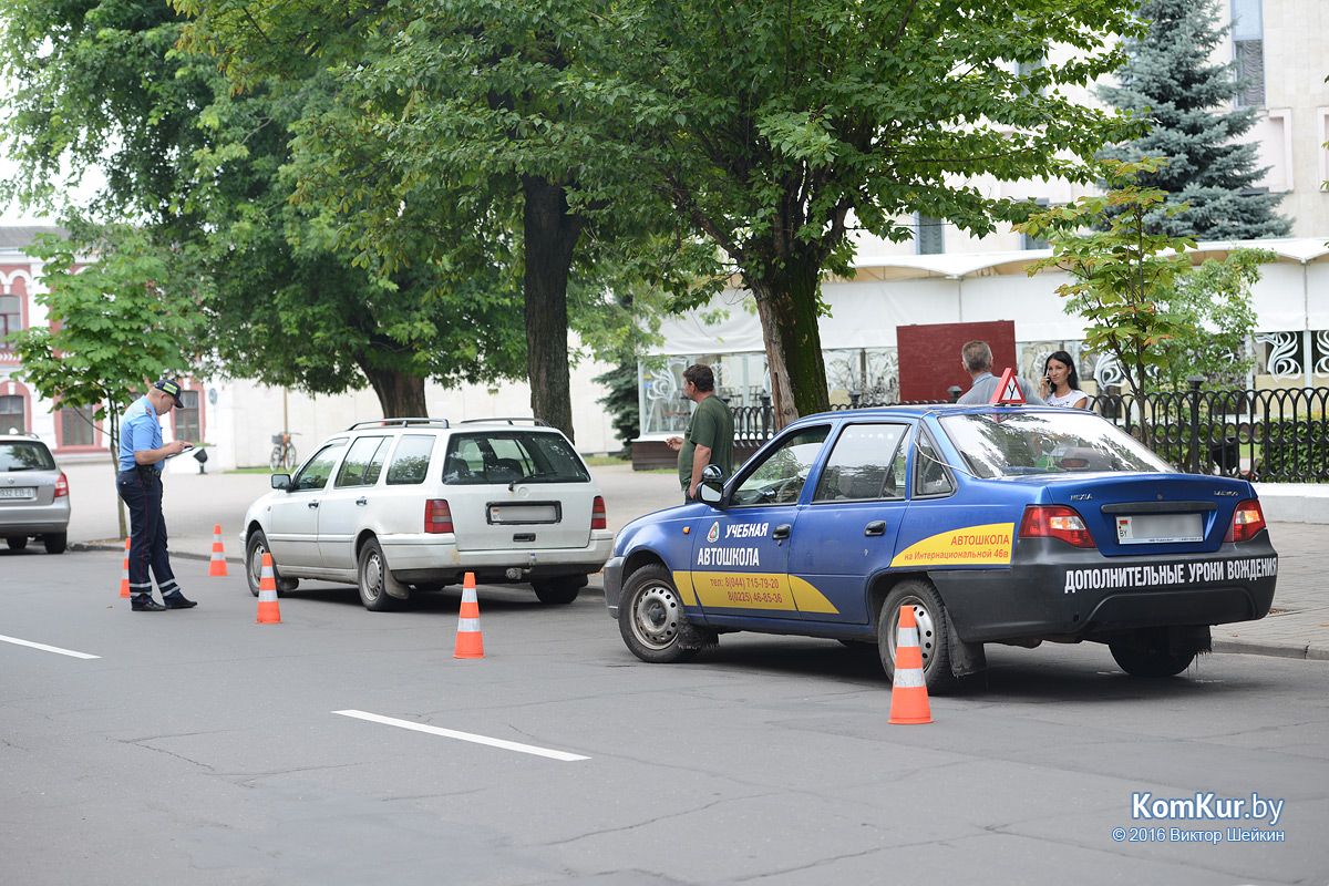 В Бобруйске учебный автомобиль попал в ДТП