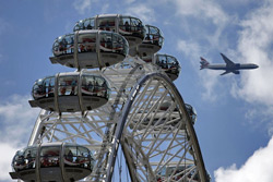 Пожарные почти 4 часа спасали туристов с аттракциона в Лондоне
