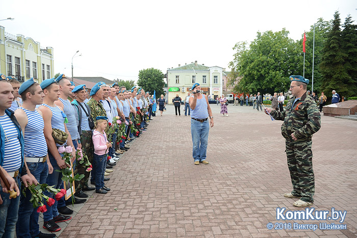 В Бобруйске празднуют День ВДВ