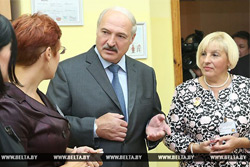 Зарплату учителям надо поднять как минимум на четверть — Лукашенко