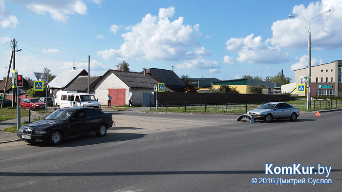 На перекрестке улиц Крылова и Чапаева в Бобруйске столкнулись AUDI и BMW