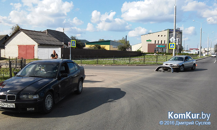 На перекрестке улиц Крылова и Чапаева в Бобруйске столкнулись AUDI и BMW