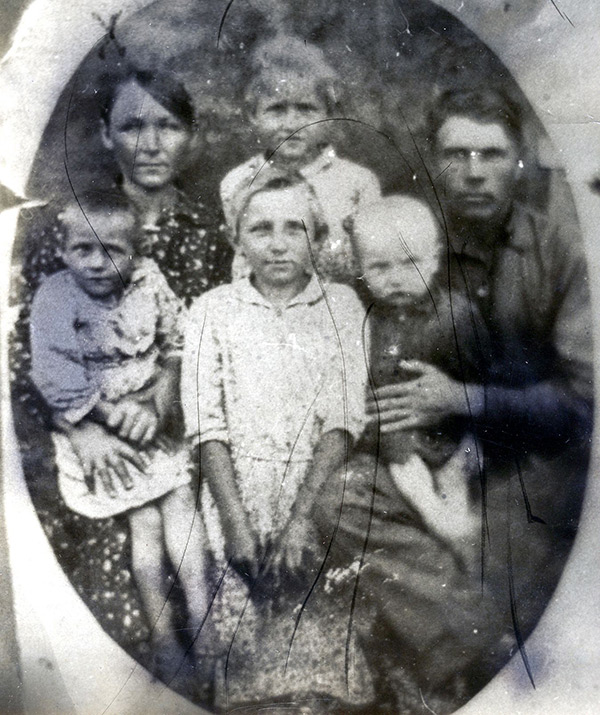 Семья Великсоновых, 1939 год. Зоя – в верхнем ряду в центре