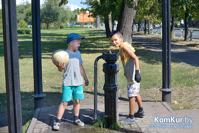 За воду из колонок тоже кто-то платит!