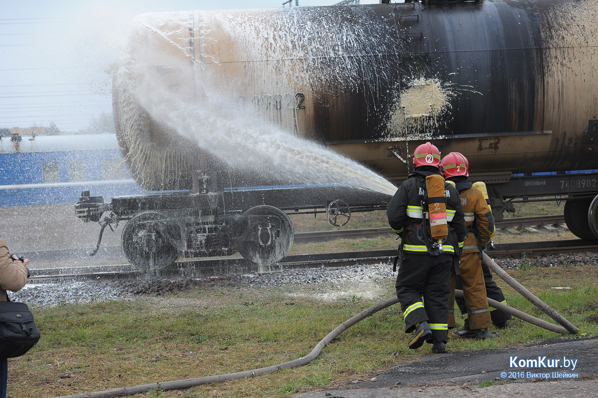 Бобруйские пожарные тушили цистерну на станции «Березина»