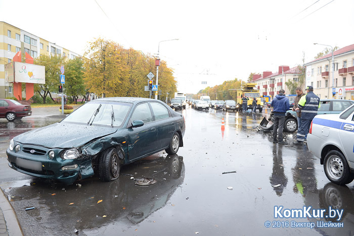 В Бобруйске, около «минской» бани, столкнулись Volkswagen и Kia Shuma