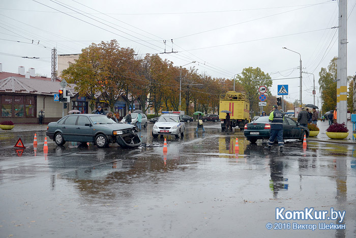 В Бобруйске, около «минской» бани, столкнулись Volkswagen и Kia Shuma