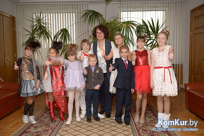 Теплые слова, цветы и угощение: бобруйчанок поздравили с Днем матери