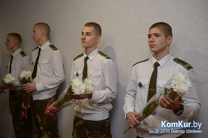 Теплые слова, цветы и угощение: бобруйчанок поздравили с Днем матери