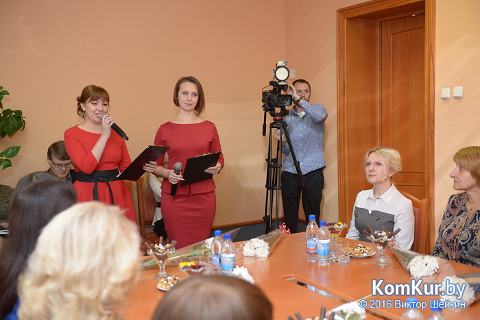 Теплые слова, цветы и угощение: бобруйчанок поздравили с Днем матери