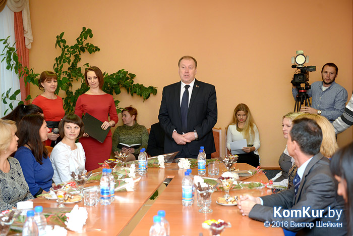 Теплые слова, цветы и угощение: бобруйчанок поздравили с Днем матери