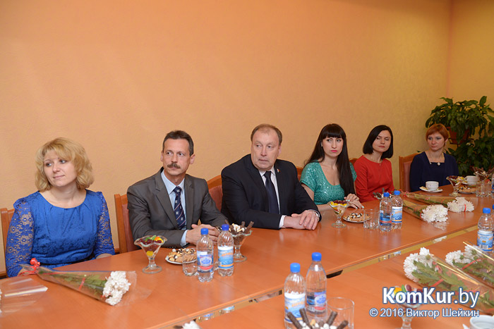 Теплые слова, цветы и угощение: бобруйчанок поздравили с Днем матери